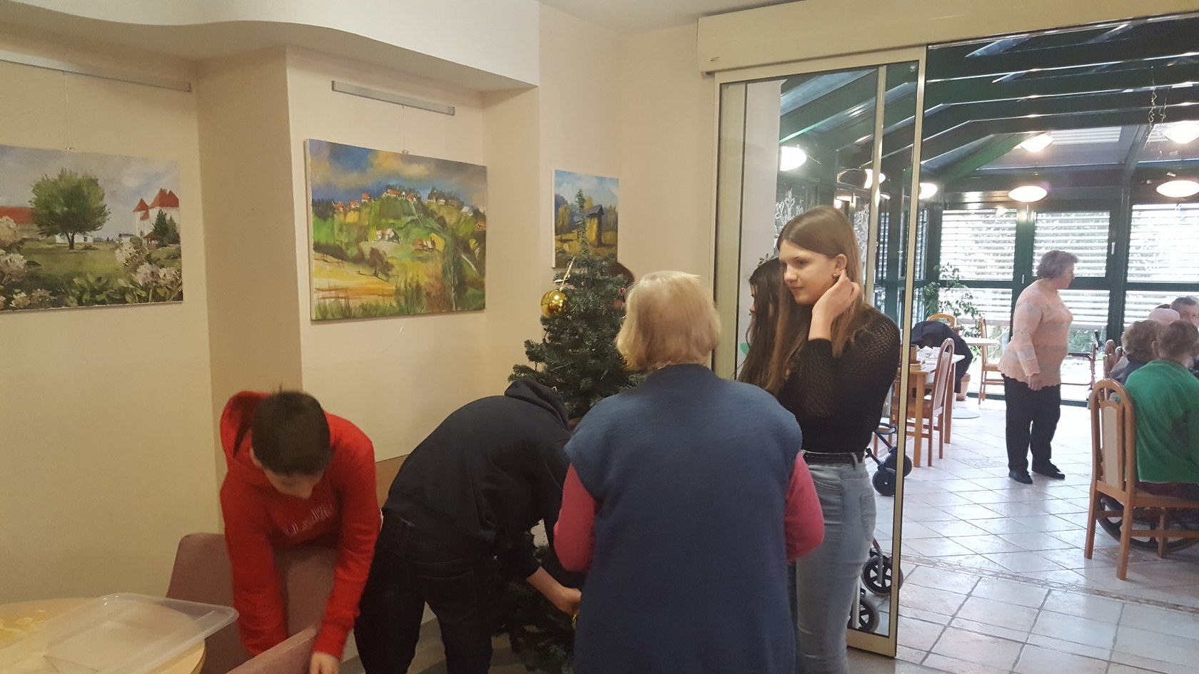 2019_12_12_okrasevanje_drevesca_dom_upokojencev-1