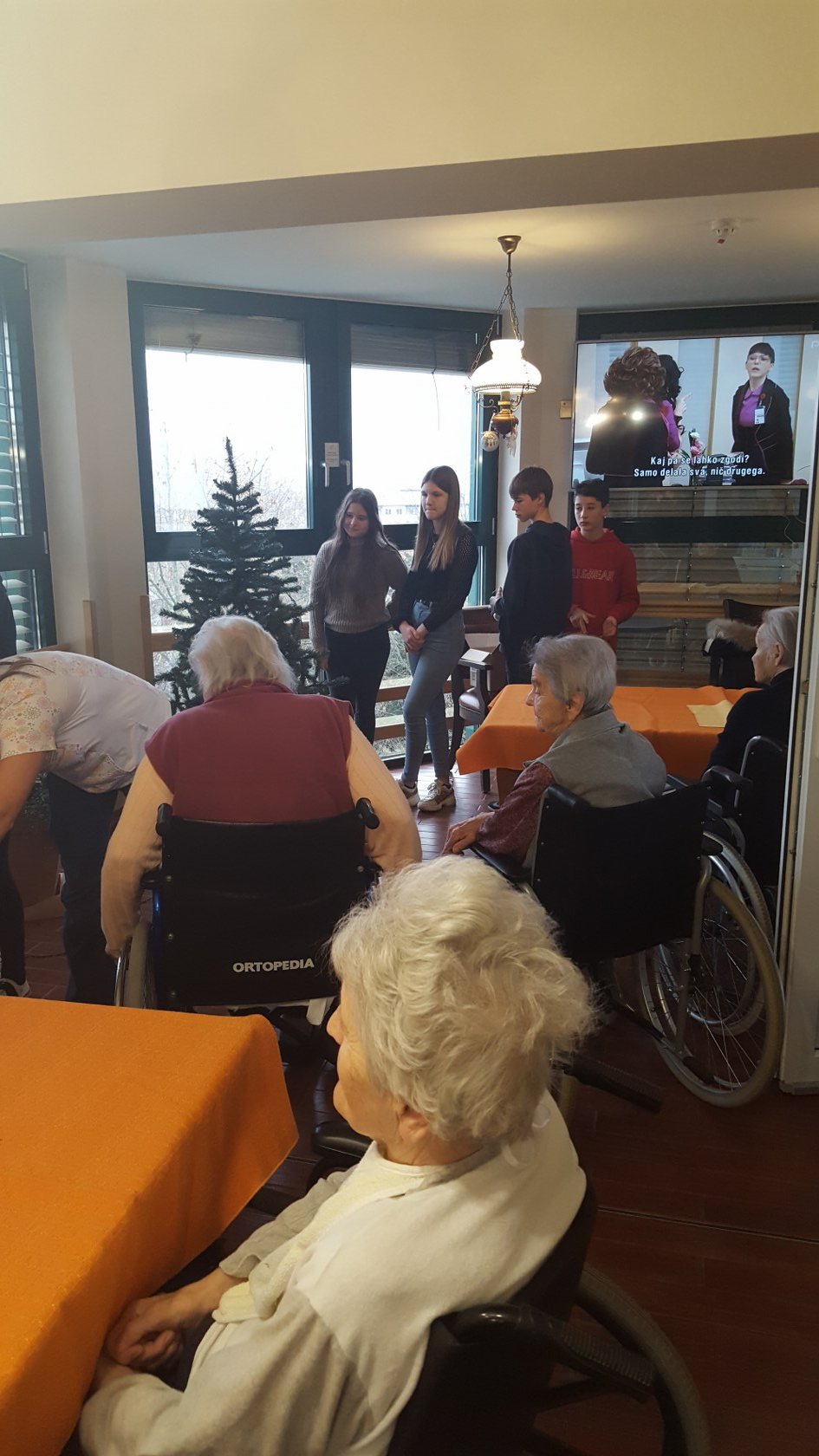 2019_12_12_okrasevanje_drevesca_dom_upokojencev-11