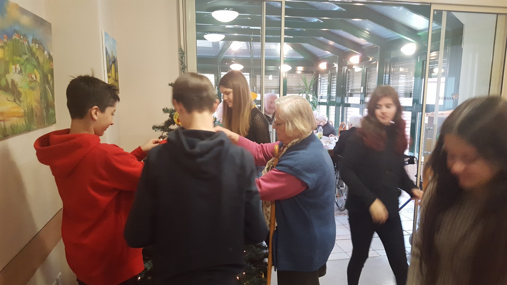 2019_12_12_okrasevanje_drevesca_dom_upokojencev-2